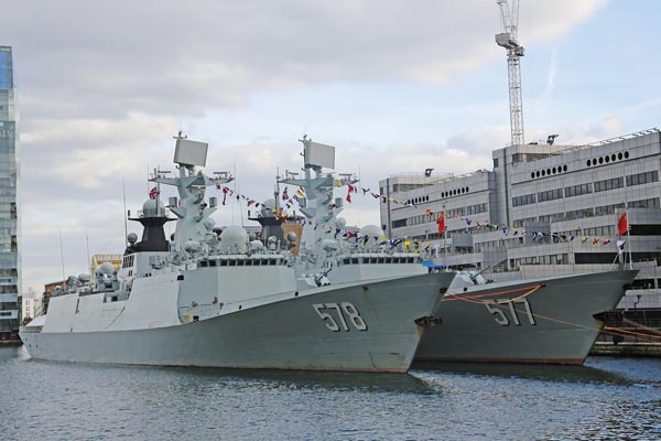 PLA Navy frigates Yangzhou and Huanggang make a port call at London's Canary Wharf at the start of a five-day goodwill visit. (Photo/chinadaily.com.cn)