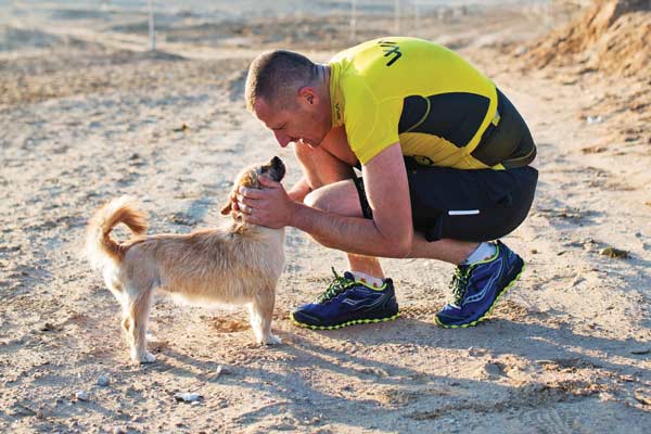 Dion Leonard and Gobi, the stray that joined him on 124 km of an ultramarathon through the Gobi Desert. (Photo/China Daily)