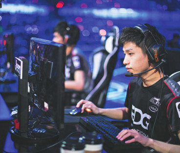 A gamer takes part in the League of Legends competition. (Photo provided to China Daily)