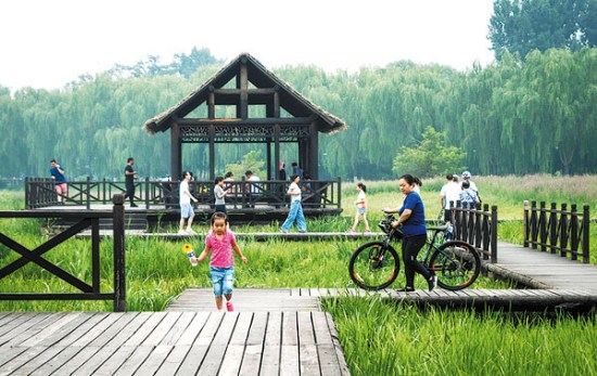 Tourists escape the summer heat at the Grand Canal Forest Park in Tongzhou, Beijing, in July. ZHU ZHENQIANG / FOR CHINA DAILY