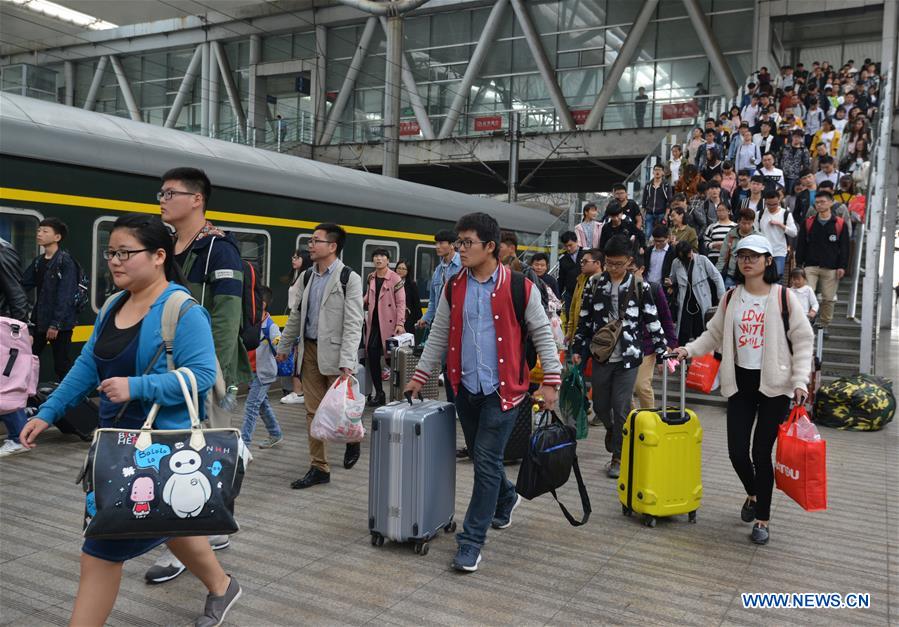 Passengers are seen at Fuyang Railway Station in Fuyang, east China's Anhui Province, Oct. 7, 2017. Chinese railways are busy carrying passengers back to work and college as the week-long holiday approaches its end. (Xinhua/Lu Qijian)