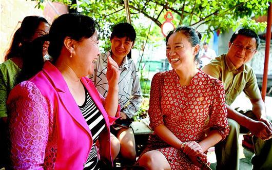 Xu Xu (2nd R) talks with residents. (Photo/Hubei Daily)