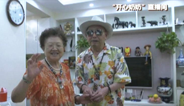 Seventy-six-year-old Cao Xuemei (L) and her husband Cui Xingli. (Photo from CCTV News)