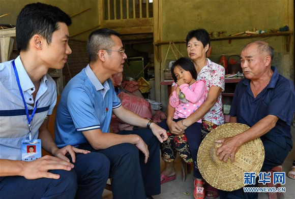 Officials who led the poverty-relief work visit resident's house in Nanping City, Fujian Province, September 14, 2017. (Xinhua Photo)