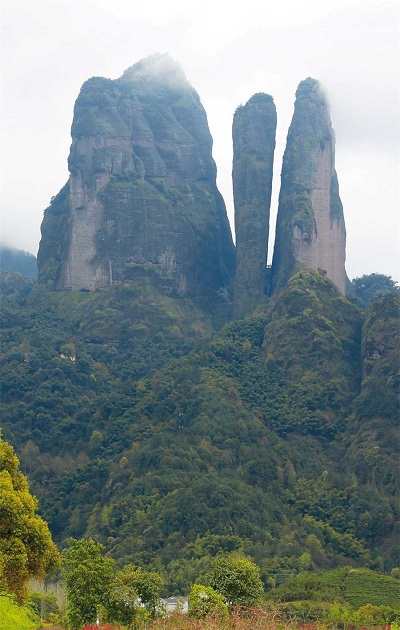 Jianglang Mountain in Quzhou has three peaks that form the shape of a ��W.�� (Wang Rongjiang)