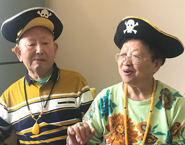 Cao Xuemei and her husband, Cui Xingli, interact with their audience during a livestreaming session. (Zhang Jing/For China Daily)