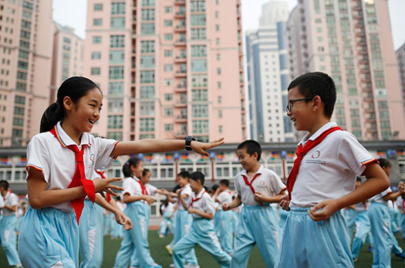 Students at Beijing Haidian Minzu Primary School practice traditional Yue Fei boxing in 2016. (Liu Guanguan/China News Service)