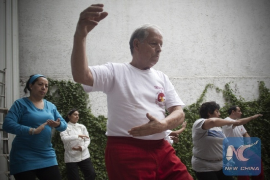 Jose de Jesus Martinez, 71, exercises Tai Chi in Mexico City, capital of Mexico, Nov. 14, 2015. [Photo: Xinhua]