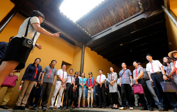 Teacher Huang Hongmei lectures students at the China Executive Leadership Academy in Jinggangshan, Jiangxi province. (Photo by Feng Yongbin/China Daily)