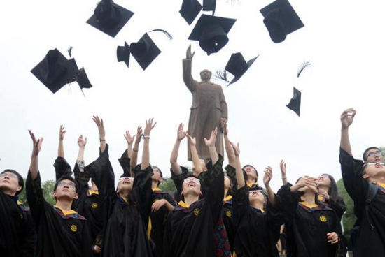 Graduates pose for a group photo during a graduation ceremony at Zhejiang University in Hangzhou, capital of East China's Zhejiang province, June 29, 2013. [Photo/Xinhua]
