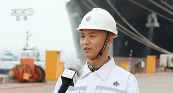 Huang Guoliang talks with a CCTV reporter at the maiden voyage ceremony of Pan Asia, October 14, 2017. (Screenshot from CCTV‍)