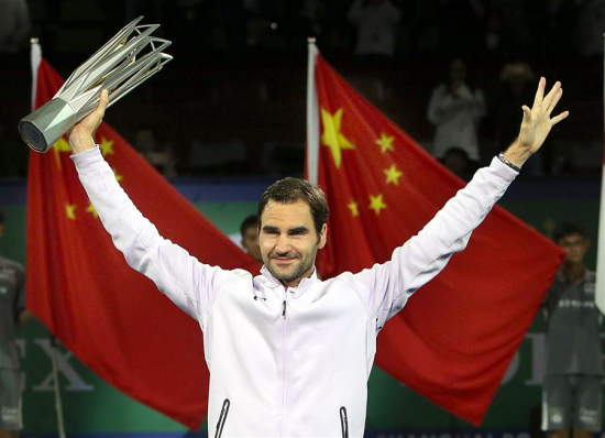 Roger Federer of Switzerland celebrates with the trophy after winning the singles final match against Rafael Nadal of Spain at 2017 ATP Shanghai Masters tennis tournament in Shanghai, east China, on Oct. 15, 2017. (Xinhua/Fan Jun)