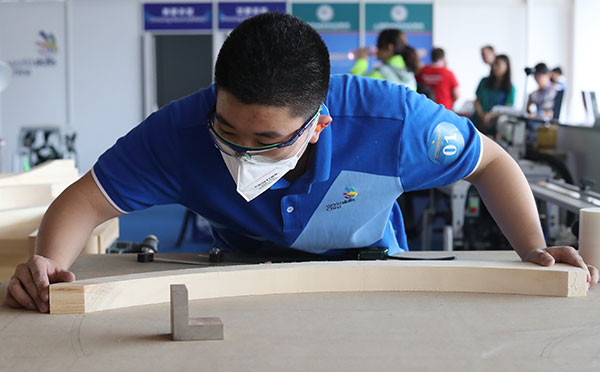 Zhang Jiahao, a 17-year-old carpenter, competes in the joinery event at the 2017 China International Skills Competition.(Gao Erqiang/China Daily)