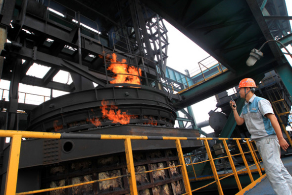 A worker checks coking facilities at a coal chemical industrial zone in Huaibei.Yue Jianwei/China Daily)