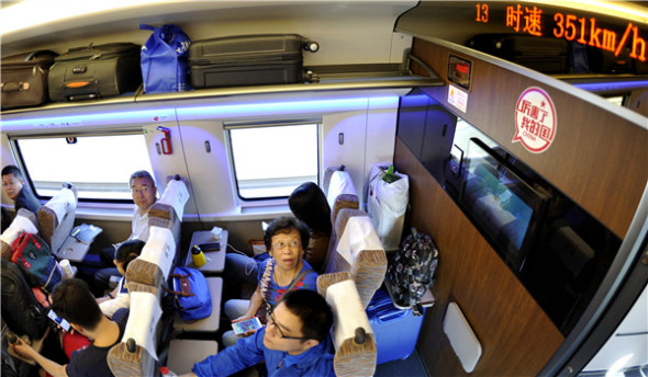 The Fuxing fleet of bullet trains, which runs 350 kilometer per hour, was put into service on the Beijing-Shanghai high-speed rail line in September. (Photo/Xinhua)