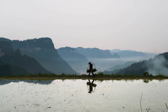 The new movie, Hold Your Hands, set in the picturesque Shibadong village in Hunan province, tells real stories of residents striving to get out of poverty. (Photo provided to China Daily)