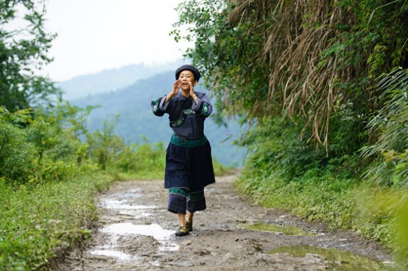 The new movie, Hold Your Hands, set in the picturesque Shibadong village in Hunan province, tells real stories of residents striving to get out of poverty.(Photo provided to China Daily)