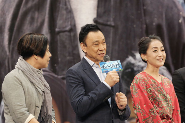 (From left) Director Miao Yue, actor Wang Xueqi, who plays a lead role, and actress Chen Jin at a promotional event in Beijing. (Photo provided to China Daily) 