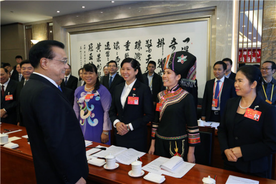 Premier Li Keqiang joined on Thursday a group discussion with the delegation of the Guangxi Zhuang autonomous region on the report delivered by General Secretary Xi Jinping at the opening session of the 19th CPC National Congress.Wu Zhiyi / China Daily