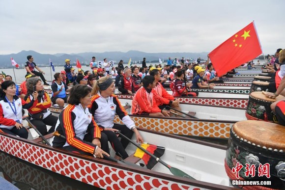 Athletes from different countries at World Dragon Boat Racing Championship. (Photo/Chinanews.com )