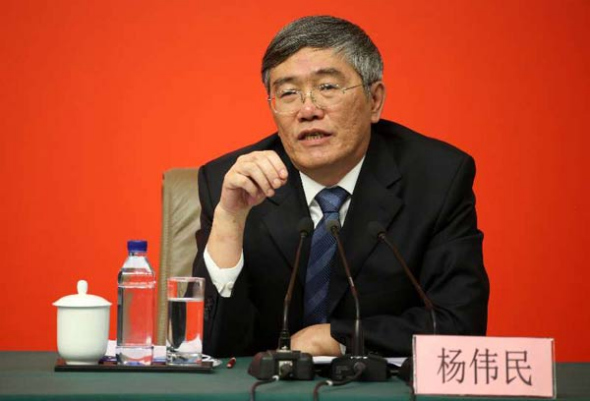 Yang Weimin, deputy director of the Office of the Central Leading Group on Financial and Economic Affairs, picks up questions during a press conference on pursuing green development and building a Beautiful China in Beijing, Oct 23, 2017. (Photo: China Daily/Feng Yongbin)