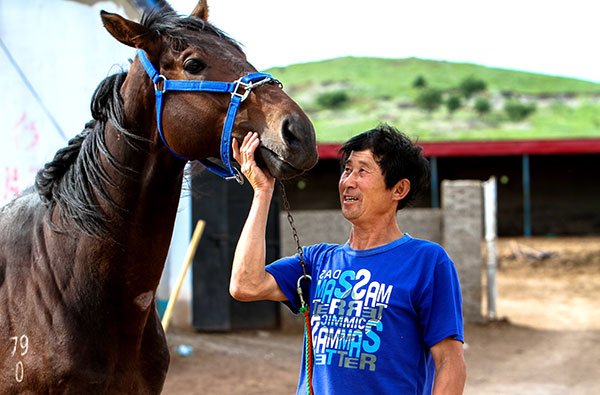 Residents with an interest in horses have been encouraged to start equine-related businesses in Horqin Right Wing Middle Banner to boost their income. (Photo provided to China Daily)