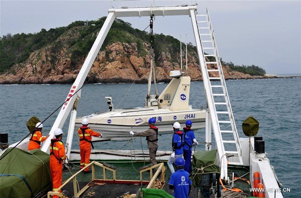 Surveyors transport unmanned boat Jinghai No. 3 into water in Sanya, south China's Hainan Province, Oct. 23, 2017. China has sent two unmanned boats to join a geological survey along its 18,000 km coastline, especially in main coastal zones. Guangzhou Marine Geological Survey has introduced two unmanned boats, developed by Shanghai University, to collect data and take video, which used to be done by surveyors. (Xinhua/Zhang Jiansong)
