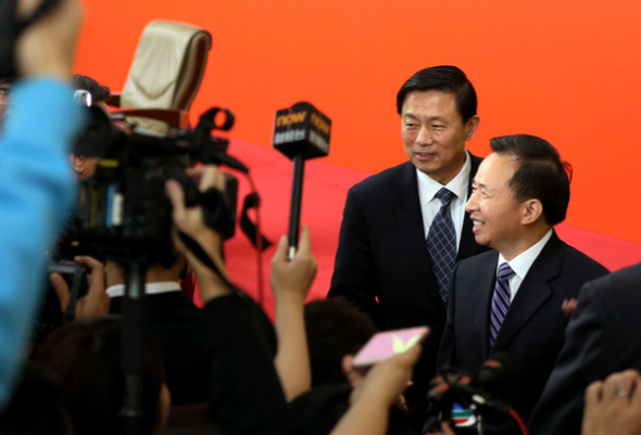 Li Ganjie, minister of environmental protection (right), responds to additional questions from reporters after a news conference at the 19th National Congress of the Communist Party of China in Beijing on Monday. (Photo by FENG YONGBIN/CHINA DAILY)