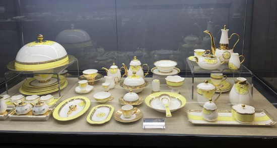 These tablewares from Jingdezhen were specially made for G20 Summit held in 2016. (Photo/chinadaily.com.cn)