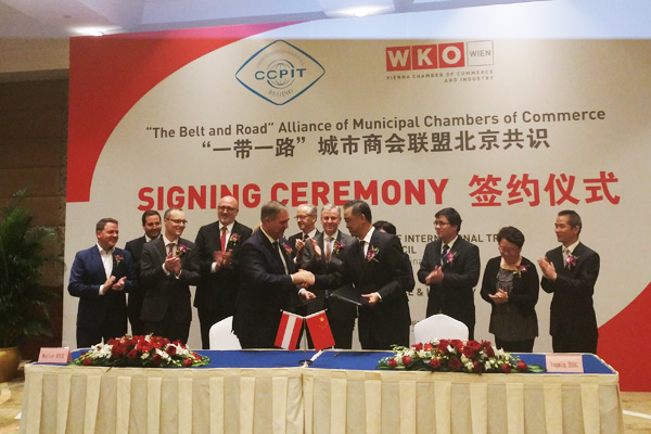 Walter Ruck, left, president of the Vienna Chamber of Commerce and Industry, shakes hands with Zhang Yongming, president of CCPIT Beijing, at a signing ceremony held in Beijing on Oct 23, 2017. (Photo provided to chinadaily.com.cn)