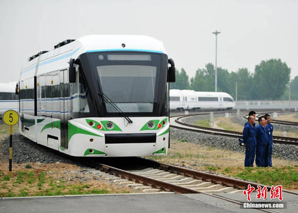 A China-made tram powered by hydrogen fuel cells rolls off the production line in Tangshan, Hebei Province, April 27, 2016. (File photo/Chinanews.com)