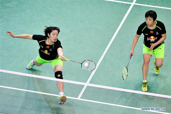 Chen Qingchen (R)/Jia Yifan of China compete during the women's doubles semifinal against Greysia Polii/Apriyani Rahayu of Indonesia at 2017 Yonex French Open in Paris, France on Oct 28, 2017. Chen Qingchen/Jia Yifan were defeated with 0-2. (Photo/Xinhua)