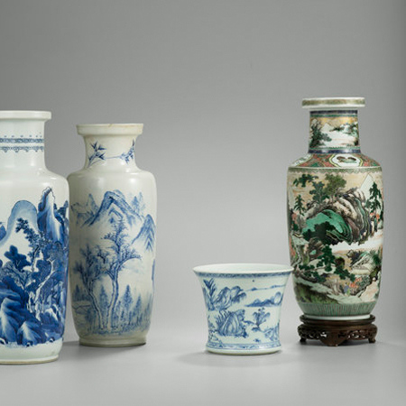 The blue and white porcelain pieces are among the exhibits at the ongoing show. (Photo provided to China Daily)