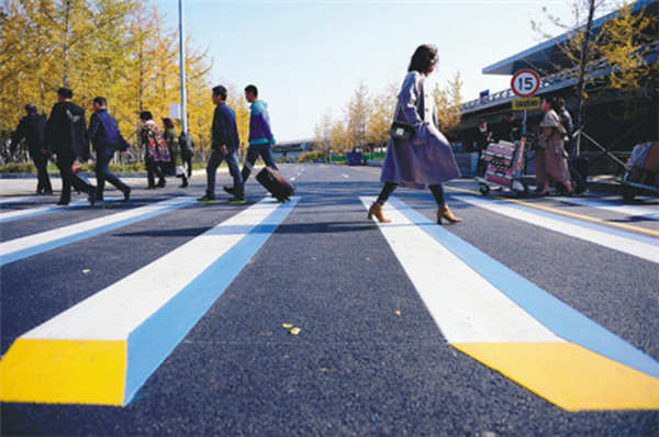 Pedestrians walk across a 3D zebra crossing in Shenyang, Northeast Chinas Liaoning province on Oct 23. Recently, 3D zebra crossings have been used in Shenyang to encourage cars to slow down, as a 3D zebra crossing can give the impression of a genuine speed bump. (Photo/Xinhua)
