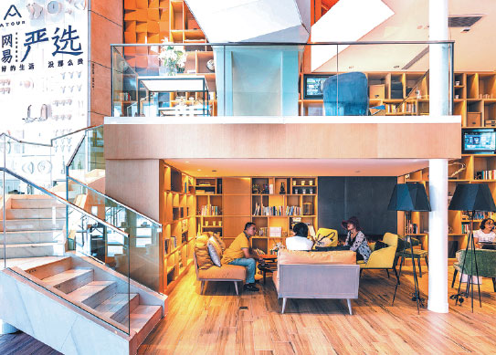Travellers chill out at the lobby of Yan Xuan, a premium hotel in Hangzhou. (Provided to China Daily)