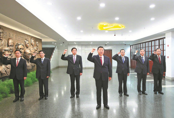 Xi Jinping, general secretary of the Communist Party of China Central Committee,leads the other six members of the Standing Committee of the Political Bureau of the CPC Central Committee in reciting the admission oath as they face the Party flag on Tuesday, during their visit to the memorial hall of the first CPC National Congress in Shanghai.(Photo: Xinhua/Lan Hongguang)