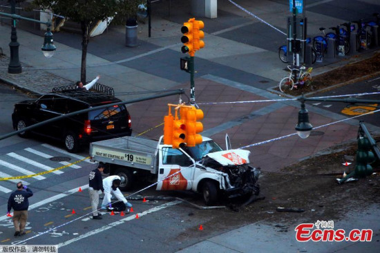 Police investigate a vehicle allegedly used in a ramming incident on the West Side Highway in Manhattan, New York, U.S., October 31 2017. New York City Mayor Bill de Blasio called on Tuesday a truck attack near the World Trade Center an act of terror, in which eight people were killed and a dozen more injured. (Photo/Agencies)