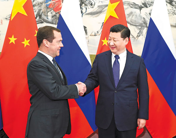 President Xi Jinping greets visiting Russian Prime Minister Dmitry Medvedev at the Diaoyutai State Guesthouse in Beijing on Wednesday. Medvedev is on a three-day official visit. (Photo: Xinhua/Xie Huanchi)