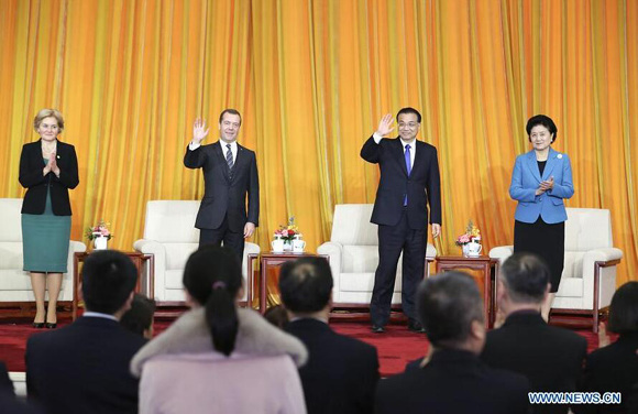 Chinese Premier Li Keqiang (2nd R) and his Russian counterpart Dmitry Medvedev (2nd L) attend the closing ceremony of the China-Russia Media Exchange Year at the Great Hall of the People in Beijing, capital of China, Nov. 1, 2017. (Xinhua/Pang Xinglei)