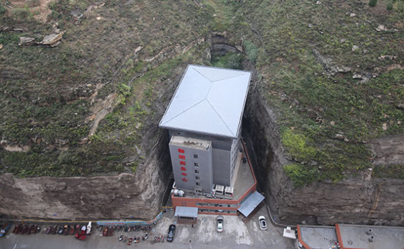 The burger hotel stands in a narrow gully between two steep cliffs in Yanchuan, Shaanxi province. (Photo provided to China Daily)
