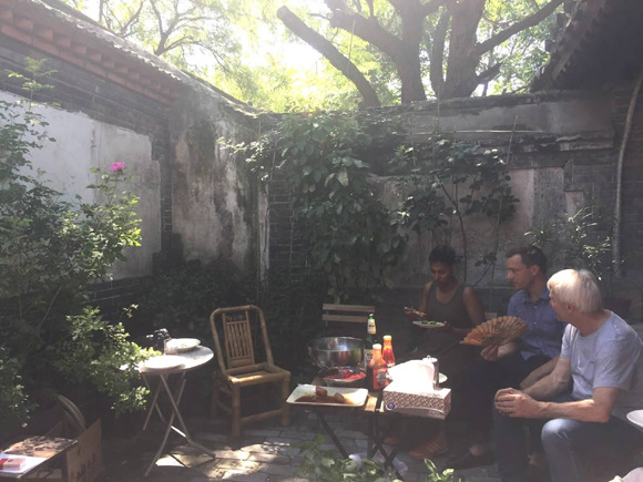 The outdoor space is a gathering point for Helene's friends and neighbors. (CGTN Photo)