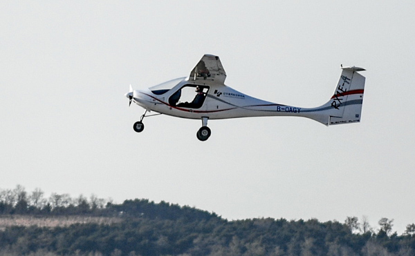 The RX1E-A, a two-seat electric plane, makes its maiden flight in Shenyang, Liaoning province, on Wednesday. (Photo/Xinhua)