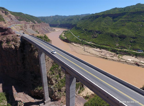 Photo taken on Aug. 9, 2017 shows the Yan'an segment of the newly-opened 828.5-kilometer-long highway along the Yellow River in northwest China's Shaanxi Province. (Xinhua/Shao Rui)
