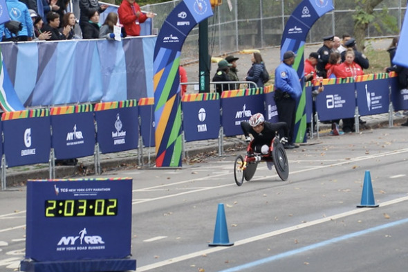 Chinese paralympics champion Zou Lihong competes during the 2017 New York City Marathon on Nov 5, 2017. Photo by Judy Zhu/chinadaily.com.cn