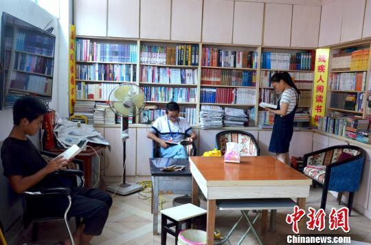 Students read at the library opened by Liu Shijiang, a villager in Zhuguanlong, Fujian province. (Photo/Chinanews.com)