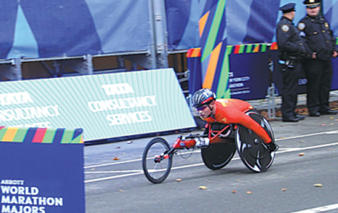 Chinese wheelchair racer Zhang Yong competes during the 2017 New York City Marathon on Nov. 5, 2017. Photo: China Daily/Judy Zhu