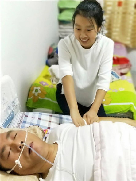 Ma Xinyang takes care of her father. Photo provided to chinadaily.com.cn