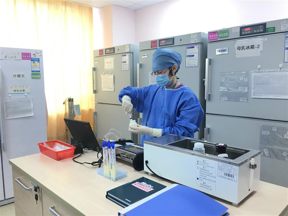 A nurse at the Children��s Hospital��s neonatal intensive care unit is testing breast milk. (Photo/shine.cn)