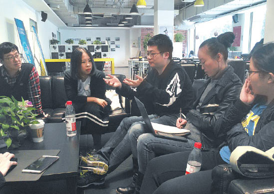 Amateur writers discuss sci-fi topics at a workshop held in Beijing. (Photo by Xing Yi/China Daily)