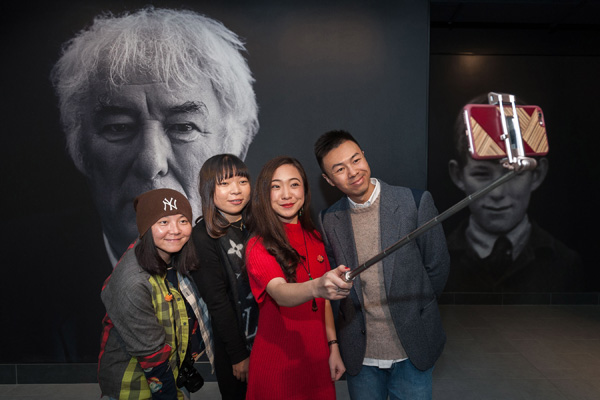 A group of Chinese bloggers visit the newly opened centre for an Irish Nobel Prize laureate Seamus Heaney. (Photo provided to chinadaily.com.cn)